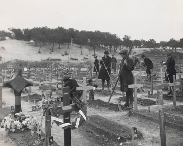 WAACs tending graves at the Etaples Military Cemetery, 1918