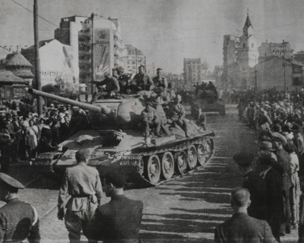 Red Army tanks arrive in Bucharest, 1944