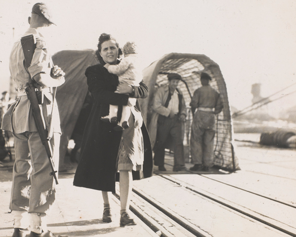 Jewish refugees disembarking, Palestine, c1947