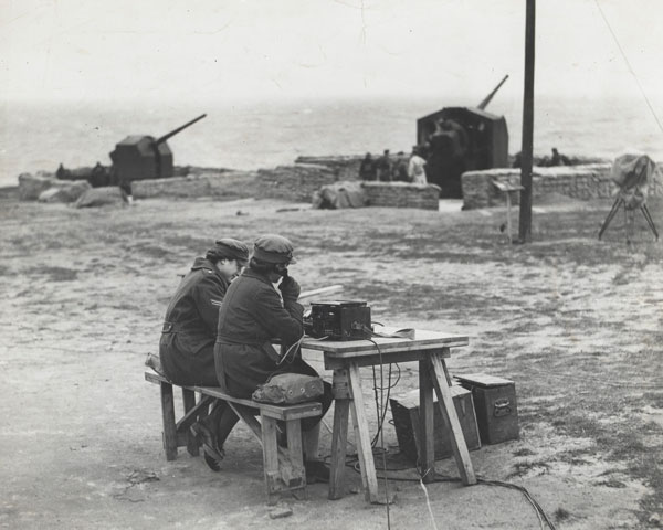 ATS personnel at an anti-aircraft gun station, 1942 