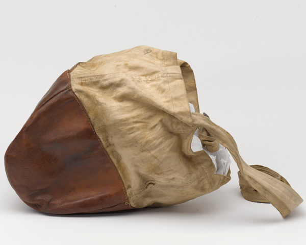 The reinforced leather of this nose bag prevents it being worn through when pressed against the ground. 