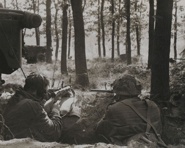 Airborne soldiers defend the Oosterbeek pocket, Arnhem, 1944