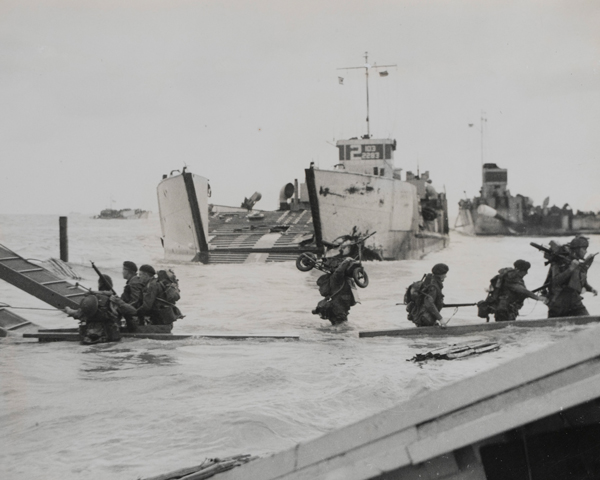 Army Commandos land on the Normandy beaches, 6 June 1944 