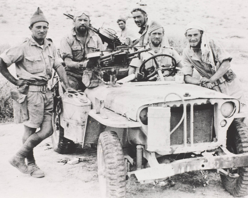 Members of the Long Range Desert Group with a jeep armed with twin Vickers Class K-guns, c1942