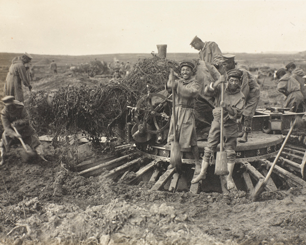 Japanese troops making a gun platform, Tsingtao, October 1914