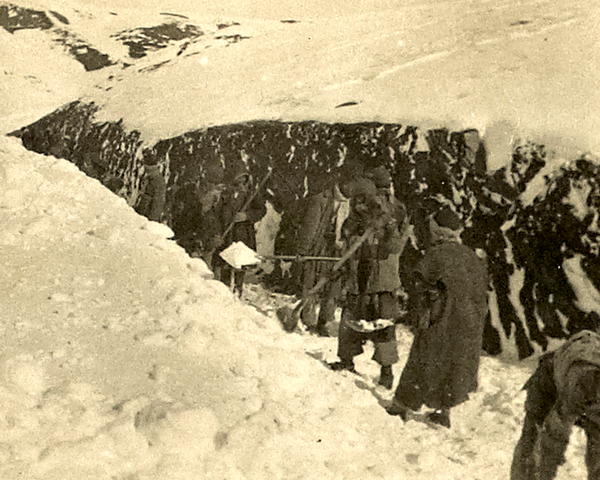 Dunsterforce labourers clearing snow on the Asadabad Pass, 1918