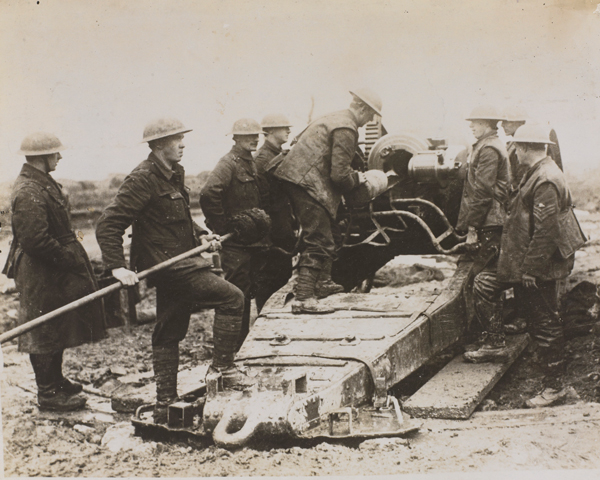 Loading an 8-inch howitzer, 1917