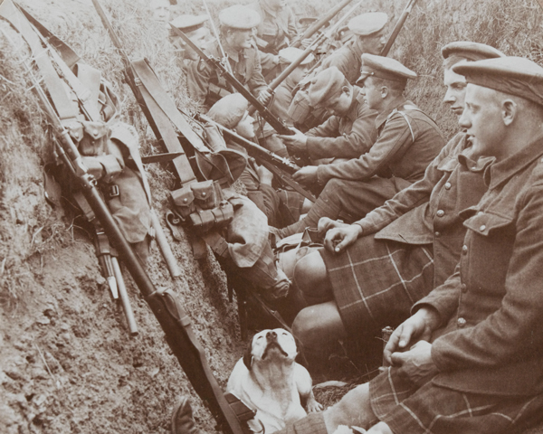 Seaforth Highlanders in a makeshift trench, 1915