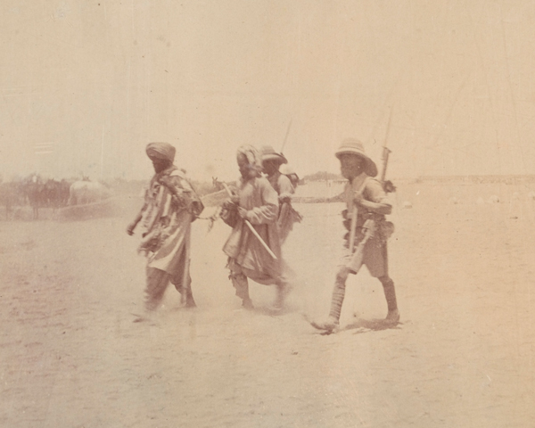 British soldiers escort Afghan prisoners, 1919