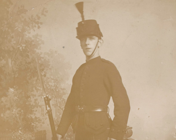 A private of the Cameronians (Scottish Rifles) in full dress, 1910