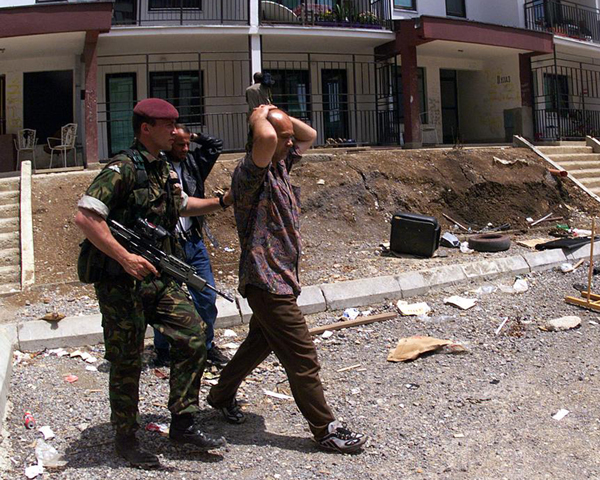 Rounding up suspects in Pristina, 1999