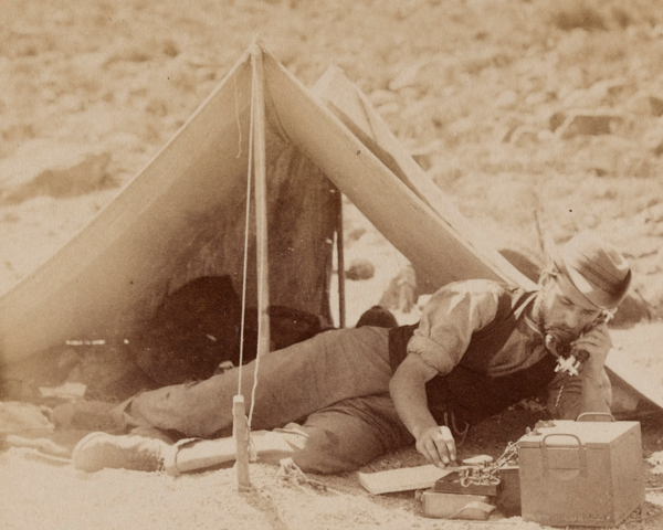 Field telegrapher sending news of victory at Klip Drift, 1899