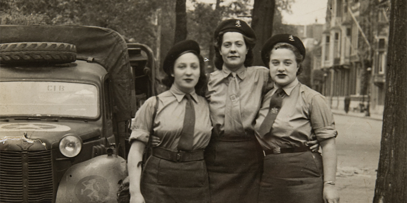 Yetta Haring (left) with her friends Mary and Flora (‘The 3 Musketeers’) in Amsterdam, 1945