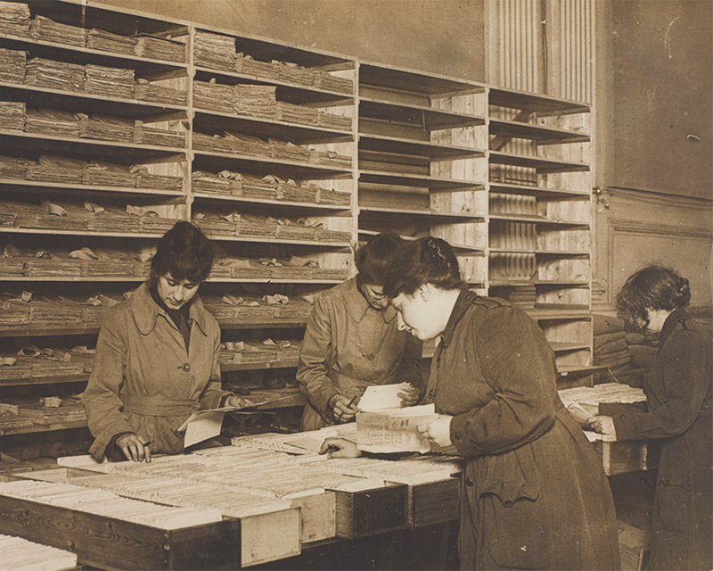 WAAC personnel sorting mail in a post room, c1917