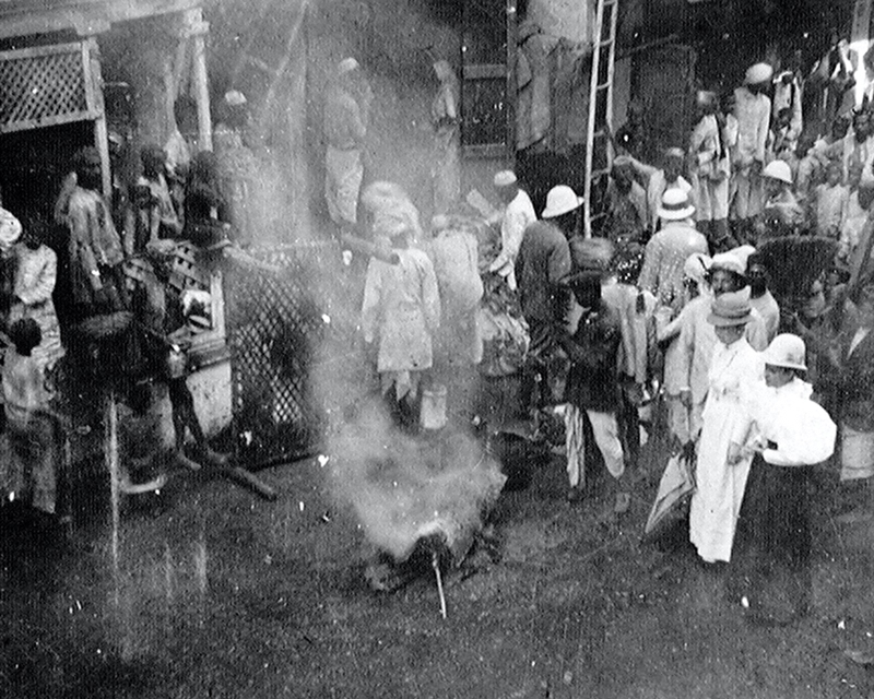Burning a suspected plague patient's clothes, Bombay 1896
