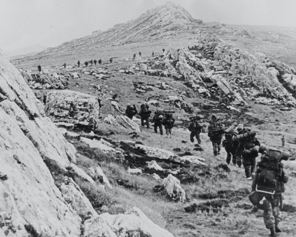 British troops advance across rough Falklands terrain, 1982