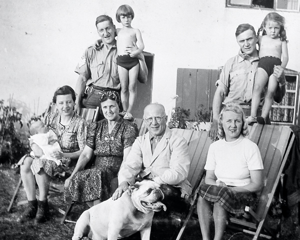 Sergeant Sale with the ‘Crowley's at Home’, Linton, Cambridgeshire, 1940