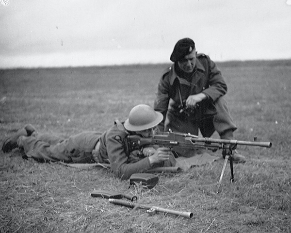 ‘Clicker Smith’ of the 3rd County of London Yeomanry using a Bren gun, Westbury, 1941