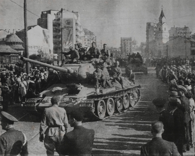 Red Army tanks arrive in Bucharest, 1944