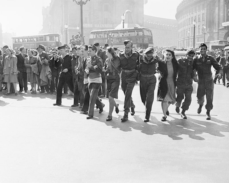 Civilians and service personnel in London's Picadilly Circus celebrating the news of the Allied victory over Japan, August 1945