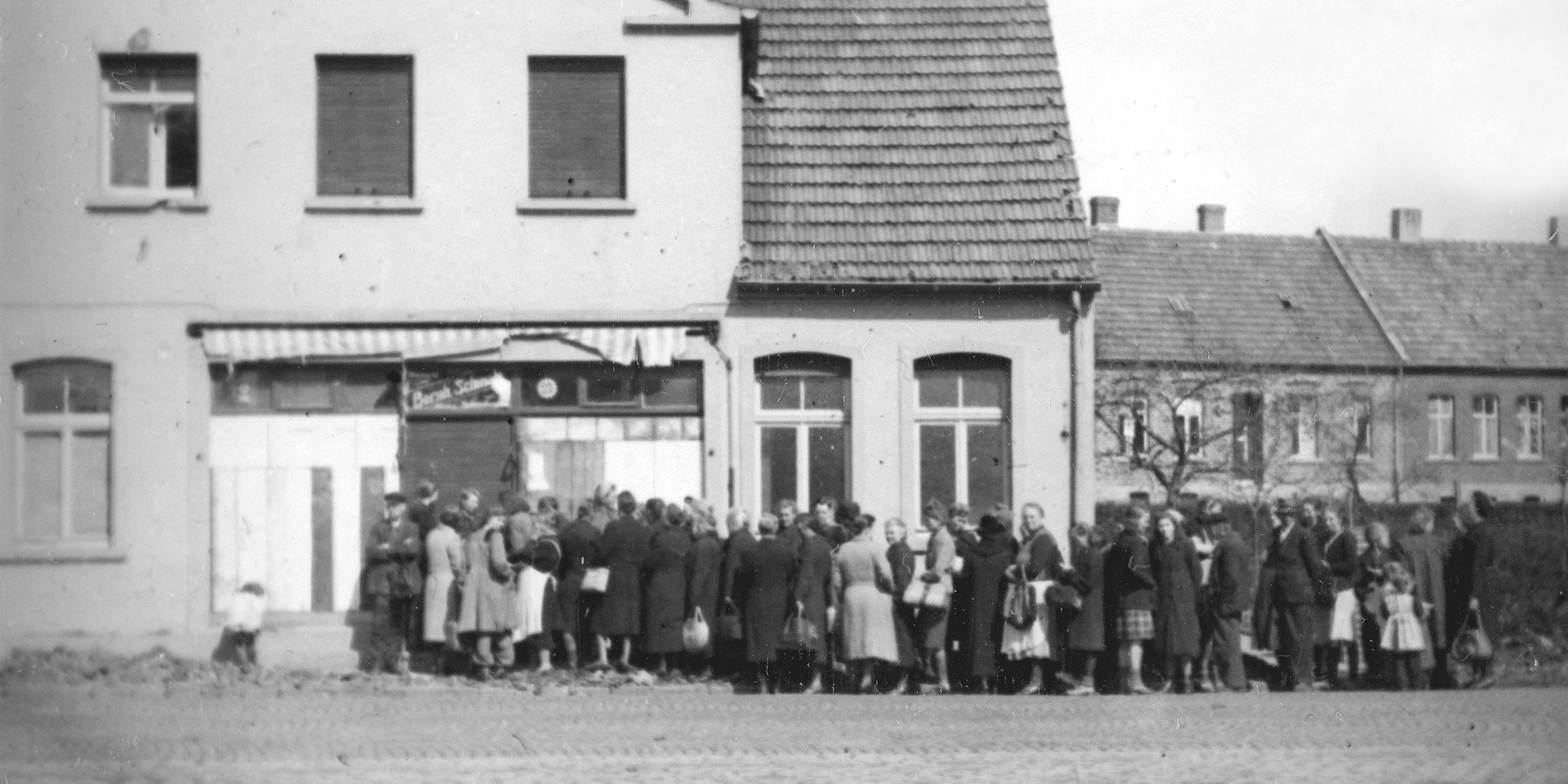 Germans queuing for food in Pinneberg, 1945