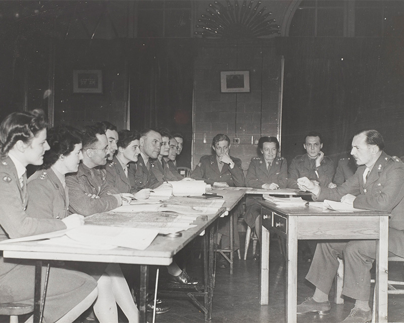 Lieutenant Colonel Edward Wilson taking a co-educational class in staff duties at the Army Staff College, 20 October 1945