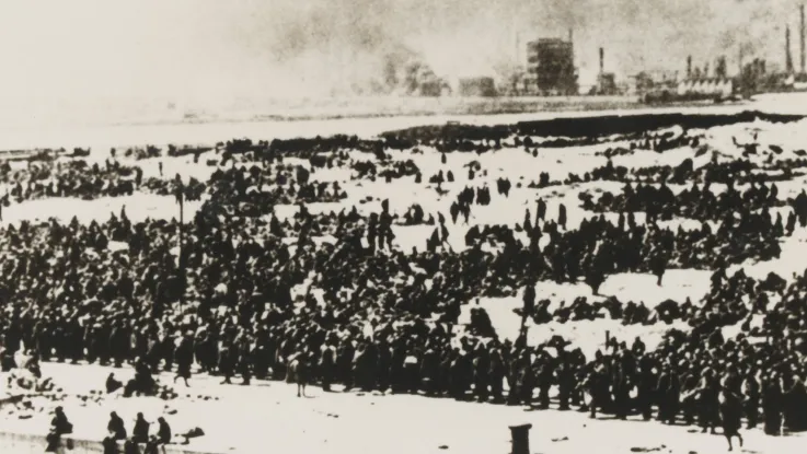 Awaiting evacuation, Dunkirk, 1940