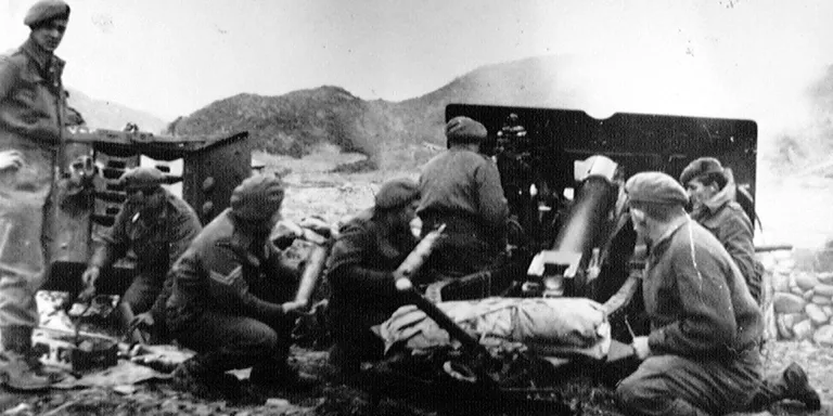 A 25-pounder of 45 Field Regiment, Royal Artillery, fires at enemy positions on the Imjin, 1951