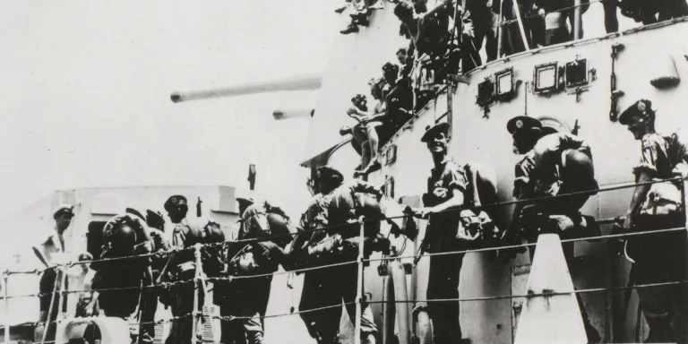 1st Battalion The Argyll and Sutherland Highlanders (Princess Louise's) boarding HMS 'Ceylon', Hong Kong, 1950