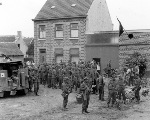 Men of the King’s Royal Rifle Corps collecting prisoners north of Oudenarde, 5 September 1944