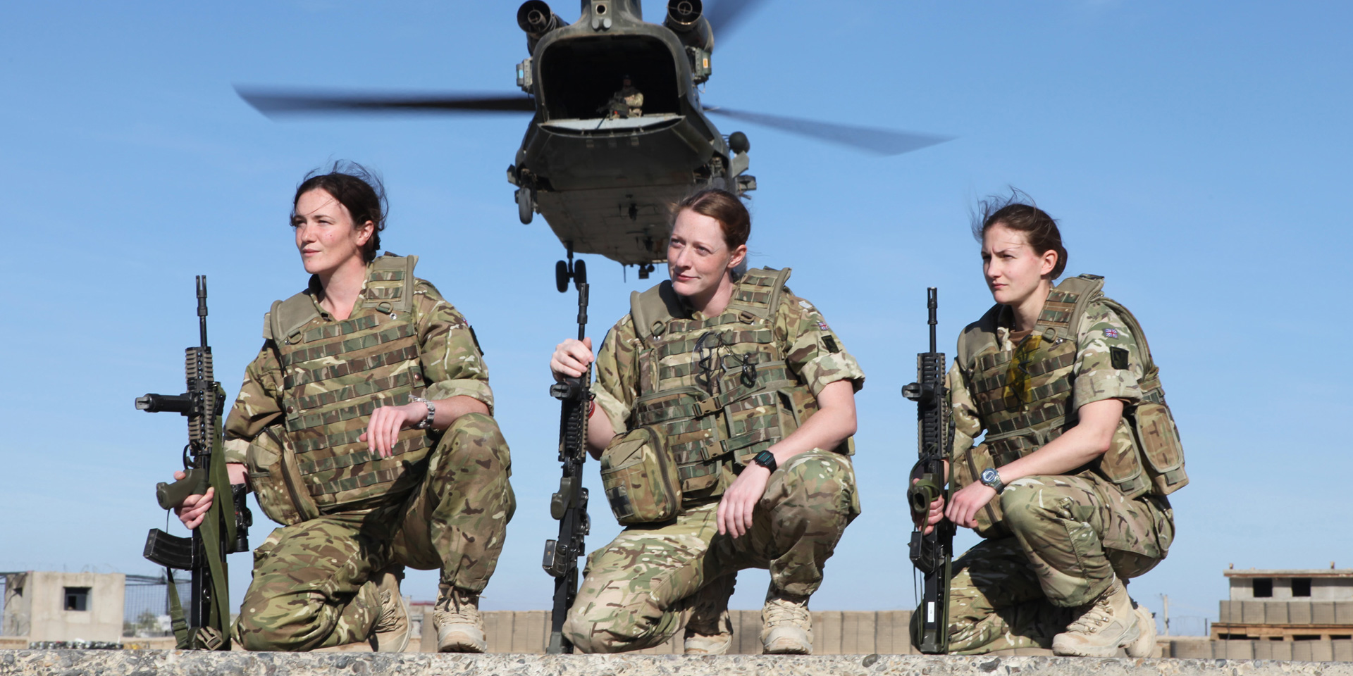 Women soldiers with chinook