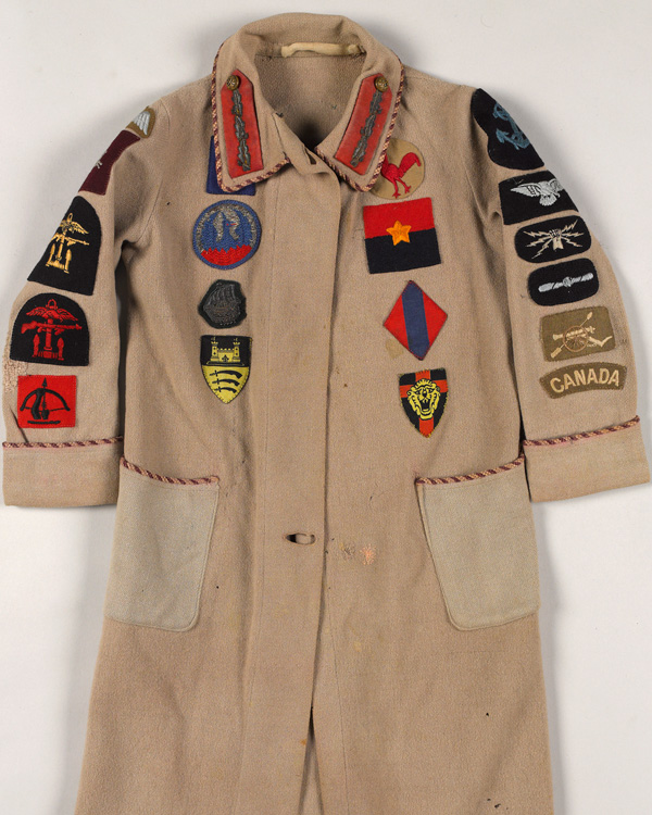 Antony Mallaby’s dressing gown with formation badges sewn on it, c1940