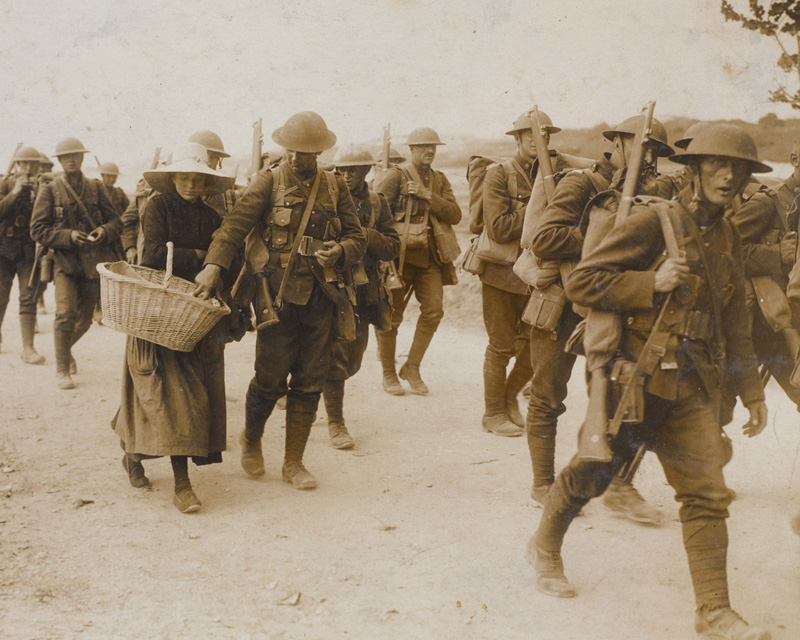 A French woman sells oranges to Canadian soldiers, 1918