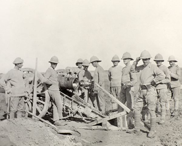 A 60-pounder being prepared for firing during the Battle of Hanna, January 1916 