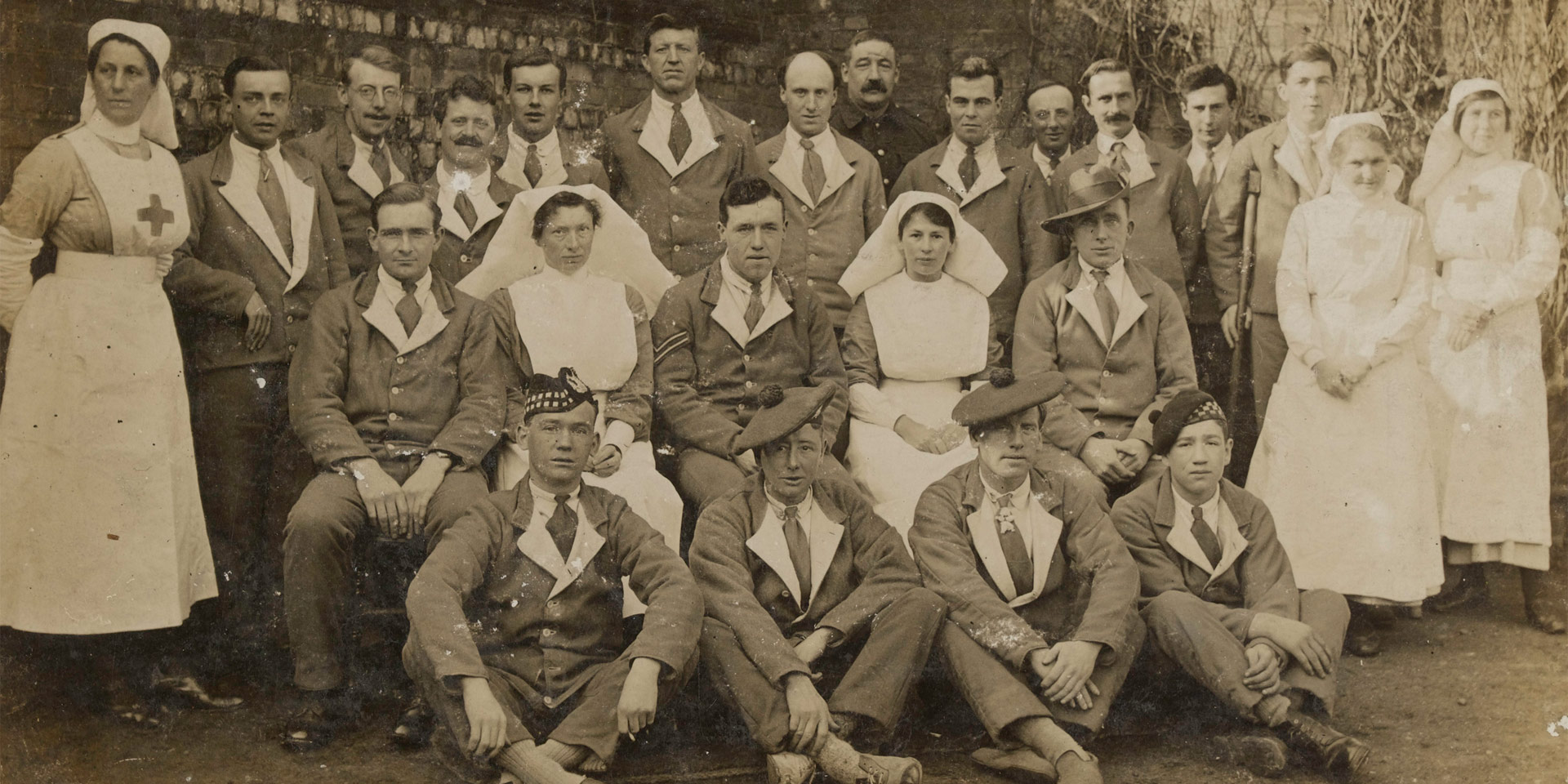 Nurses and convalescent soldiers at Felthorpe, 1917