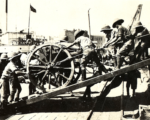 Arrival of the first British guns at Baku, August 1918