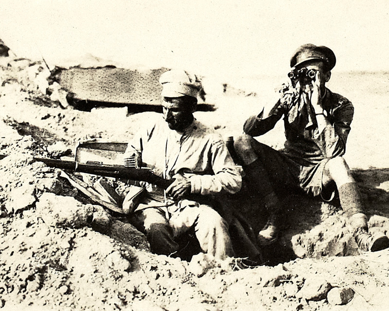 A British officer with the Armenians, Baku, August 1918