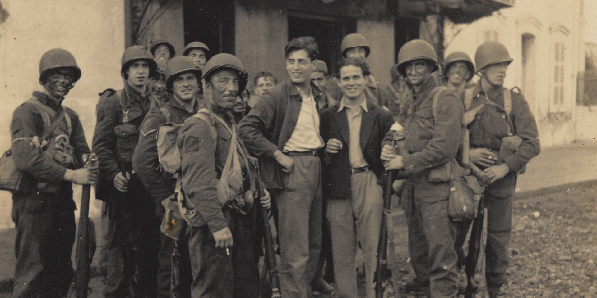 Two Frenchmen stand with British Commandos who have disguised themselves as US troops, Algiers, 1942