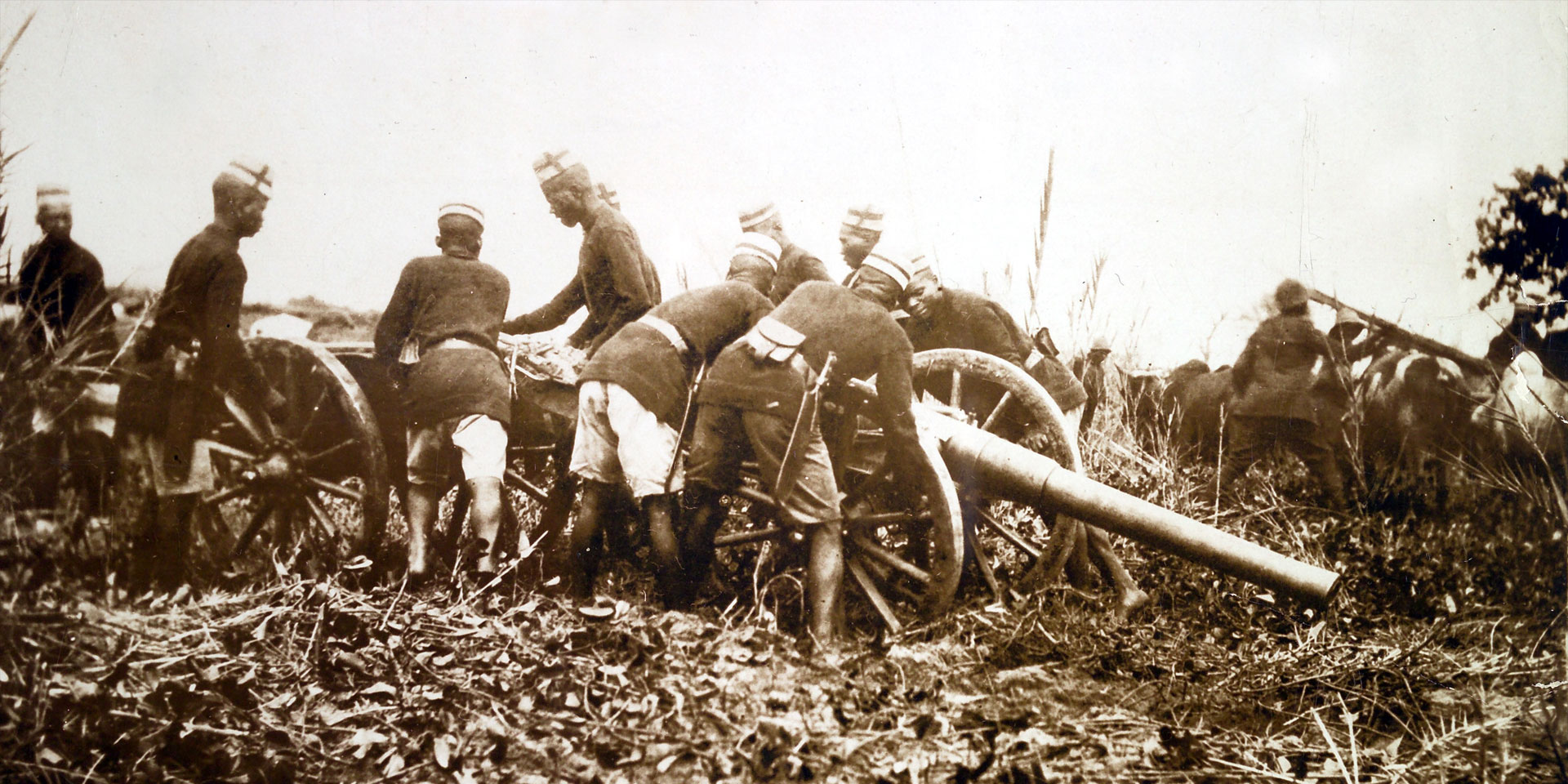 Askaris moving a field gun into position, c1914