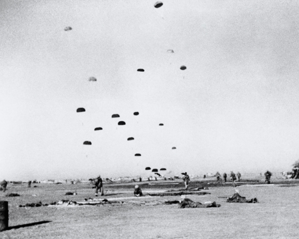 Men of the 3rd Battalion, The Parachute Regiment, take up positions around on El Gamil airfield, 1956 