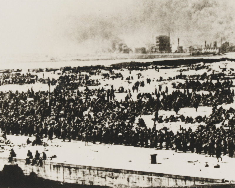 British troops awaiting evacuation at Dunkirk, 1940