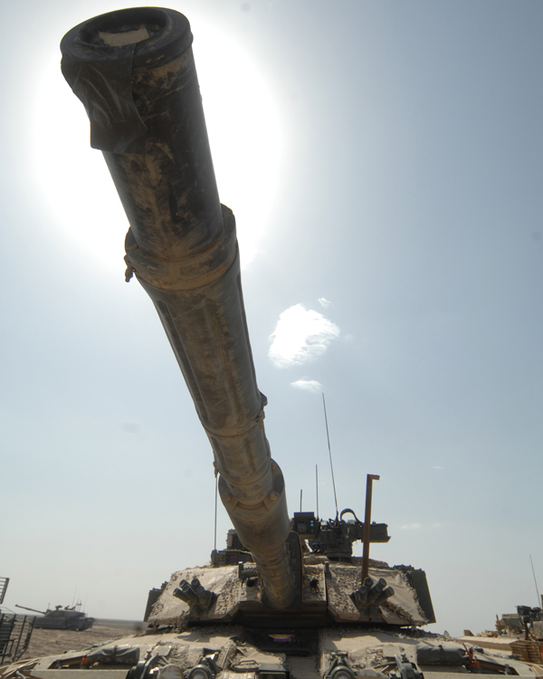 The main armament of a Queen's Royal Hussars' Challenger 2 tank, 2009