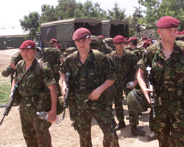 Soldiers of The Parachute Regiment arrive in Pristina, 1999