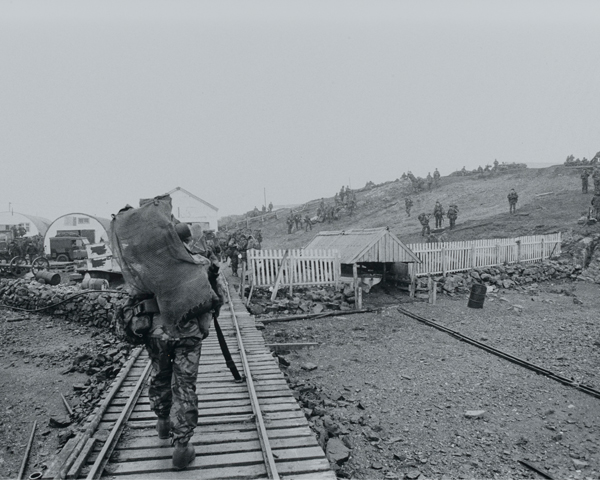 5th Infantry Brigade disembarking at San Carlos, May 1982