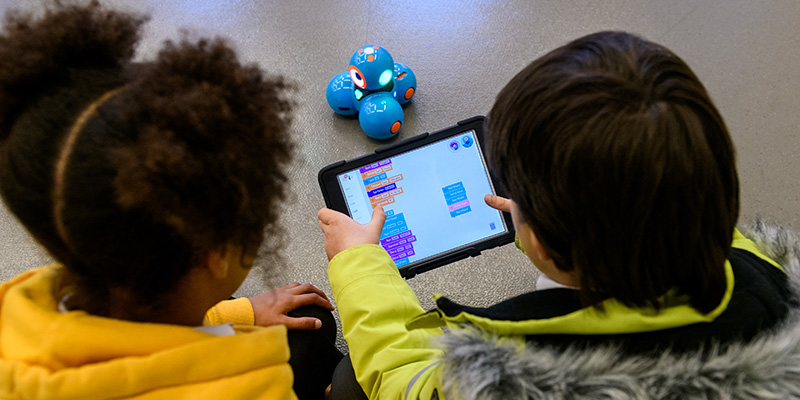 Kids programming a Dash Robot