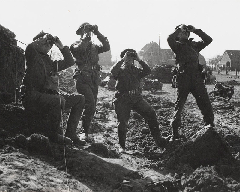 'British Cross the Rhine: All eyes skywards as airborne troops go over', March 1945