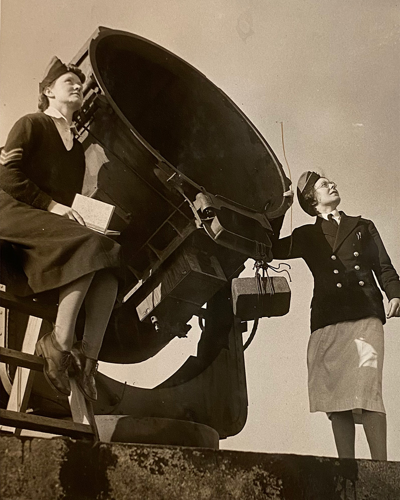 Section Leader Mary Oldnall (left) of the ATS working a searchlight, Shoeburyness, c1941