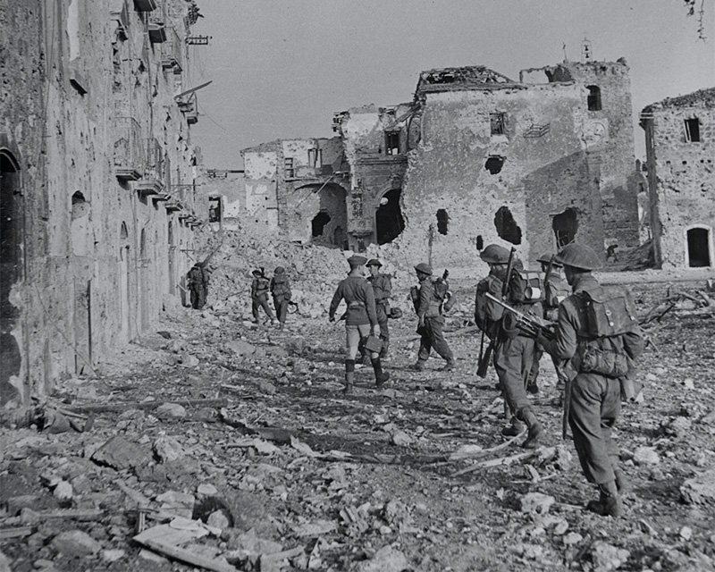 Men of 2nd Battalion, The Lancashire Fusiliers advancing through Aquino, Italy, May 1944