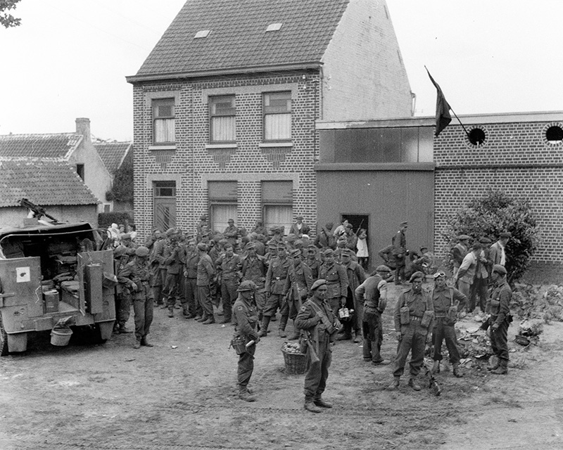 Men of the King’s Royal Rifle Corps collecting prisoners north of Oudenarde, 5 September 1944