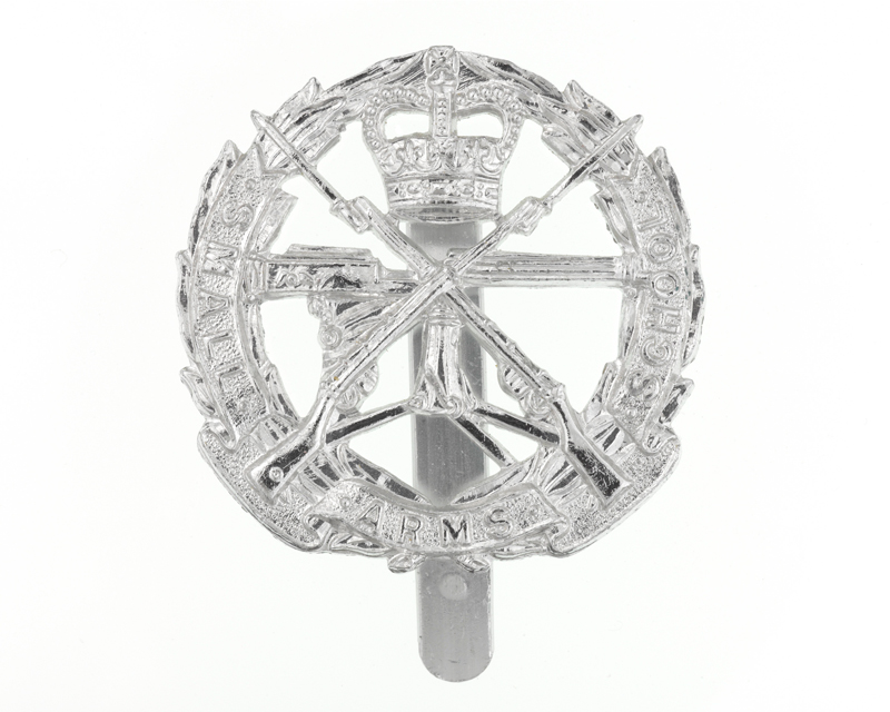Other ranks’ cap badge, Small Arms School Corps, c1956